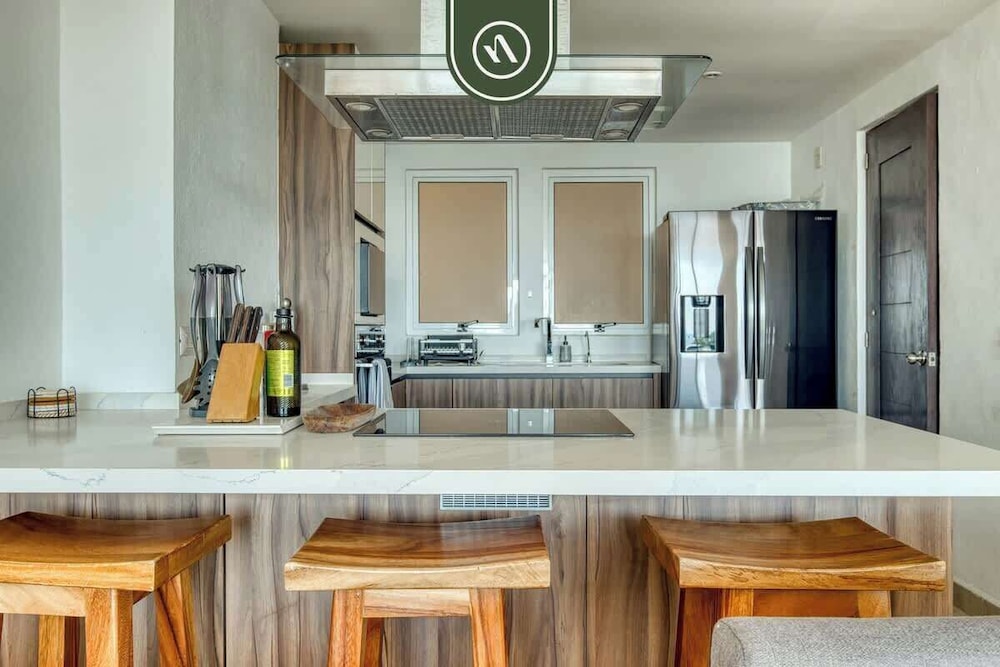 Amazing 3 BR Penthouse With Beachclub
