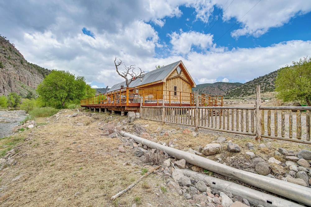 Creekside Cabin w/ Deck & Views in Panguitch!