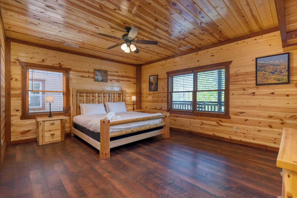 Dolly's Lodge by Avantstay Sleeps 28 - Luxe Smokies Cabin Game Room, Hot Tub, Views, Near Attractions