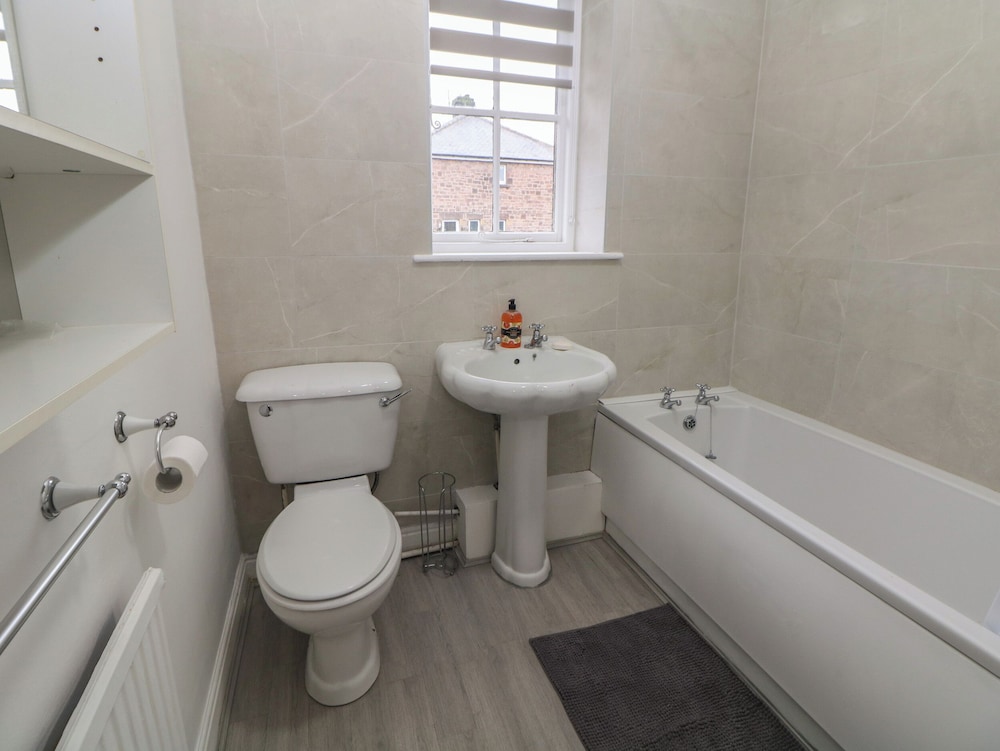 15 Calton View