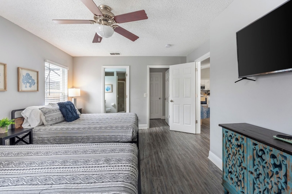 Heated Pool & Bathtub 4BR Near Disney