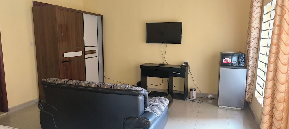 Serene 5-bedroom Apartment in Kinshasa's 10ème Rue Limete-résidentiel