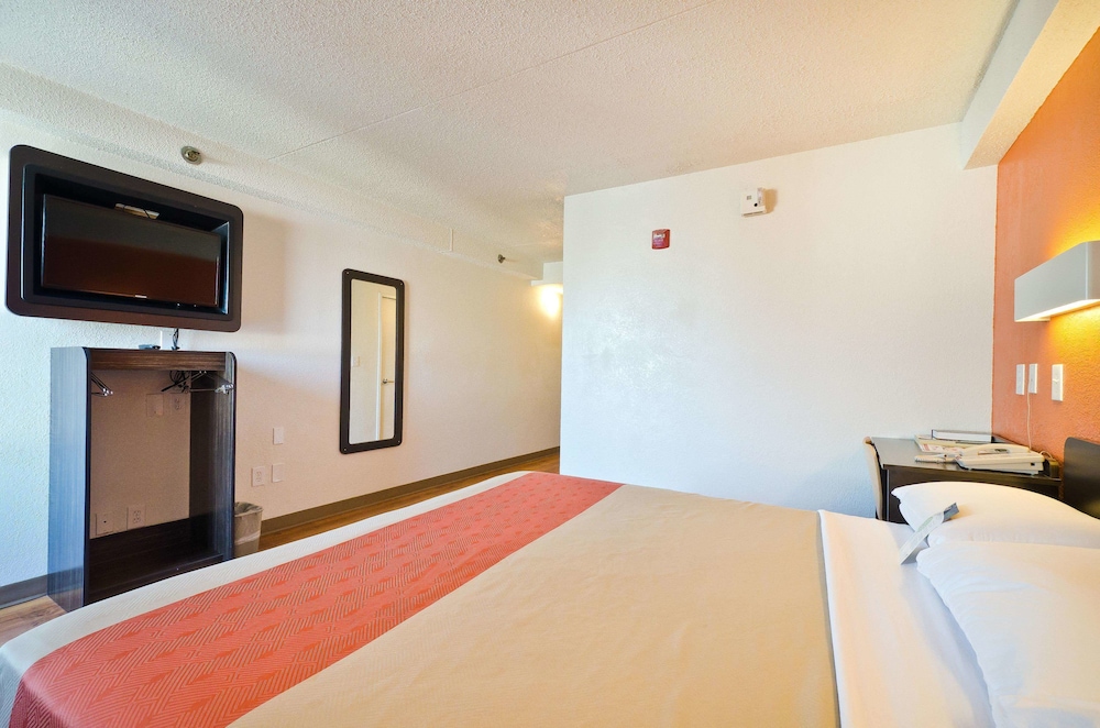 Springfield Vacations - Motel 6 Springfield, VA - Washington DC Southwest - Property Image 1