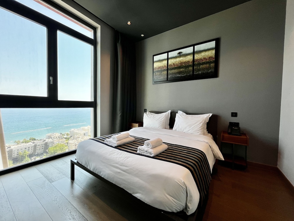 128 LIM - 2001 Stay Only Tower Suite