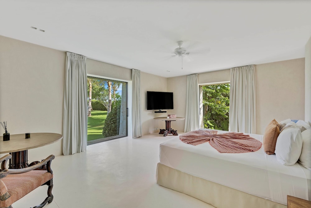 Magnificent 5BR Modern Tropical Villa With Pool