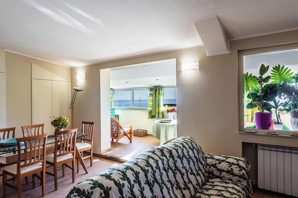 Golden Park Apartment with Terrace