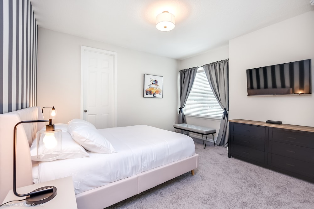 Luxury 6 Bed Villa With Saltwater Pool & Spa - Image 4