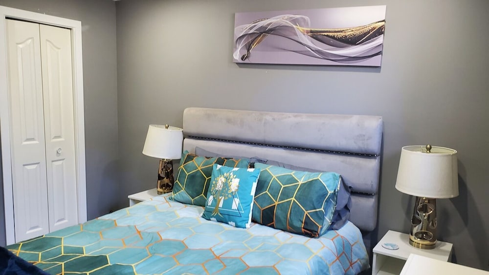 12 Spacious Home w A C Crib Garage By Airport