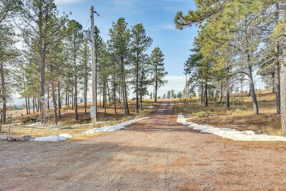 5 Mi to Town: Mtn-view Gem w/ Deck in Hot Springs