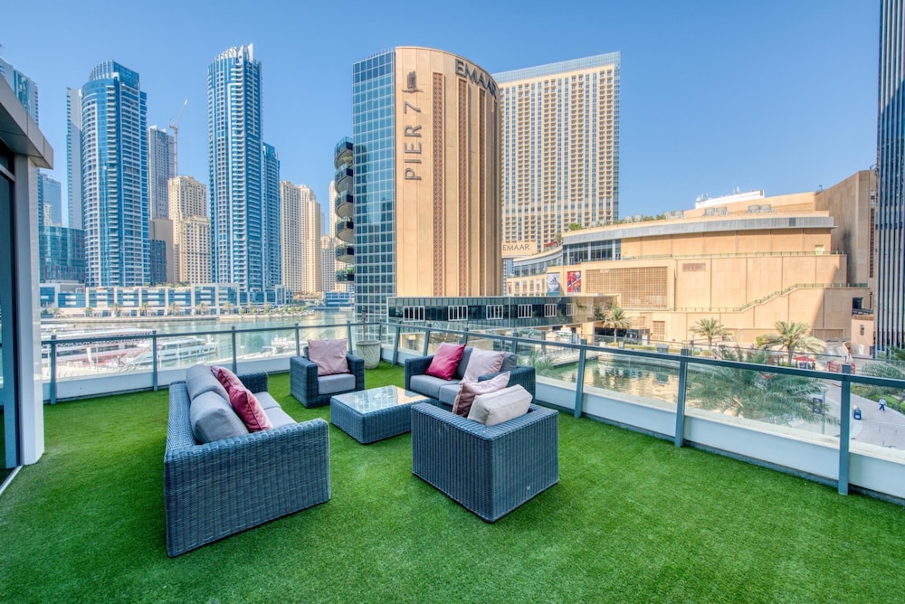 Luxury Apt w Private Jacuzzi Overlooking the Water