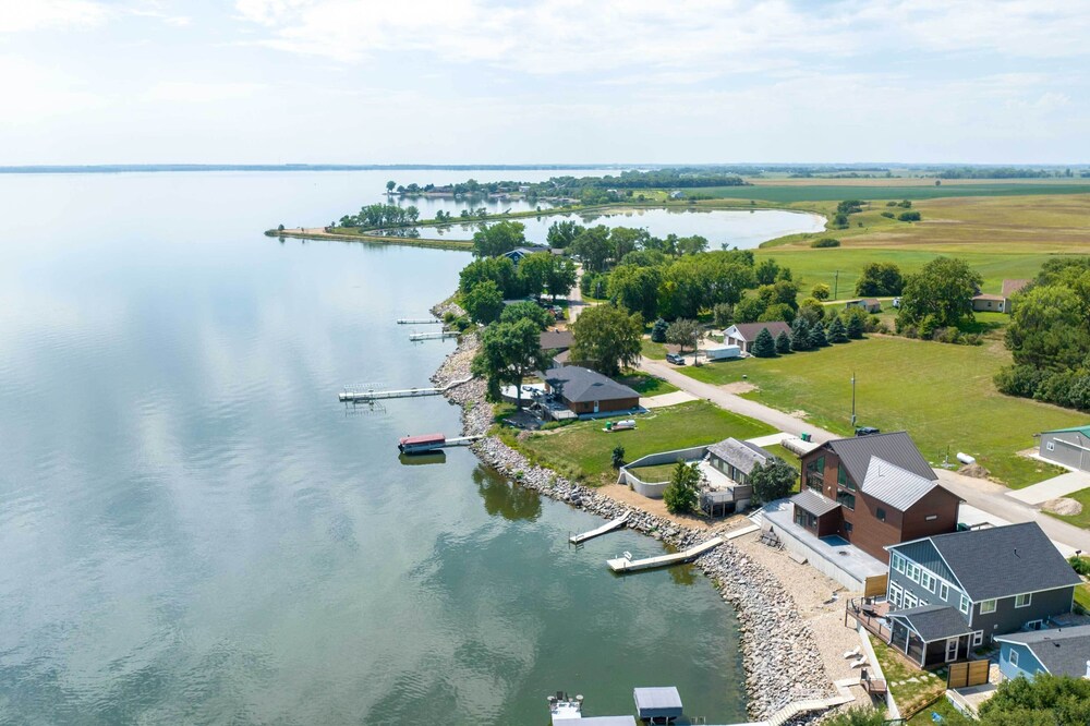 Chic & Cozy Cabin With Private Hot Tub & Beach! view 3
