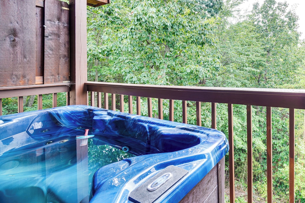 Hot Tub & Game Room: Sevierville Family Cabin!