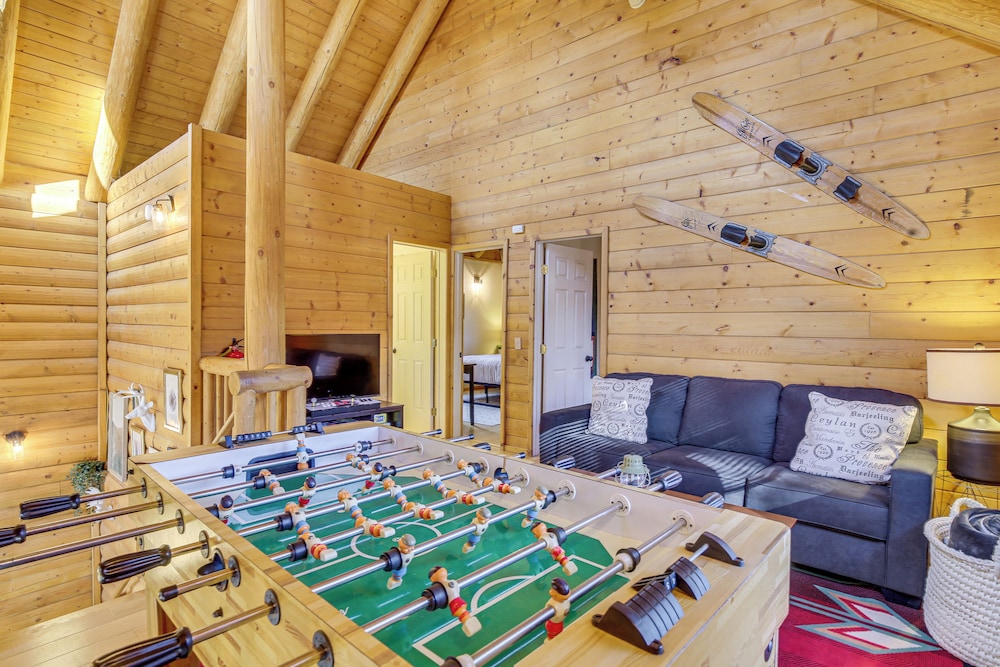 2 Mi to Lake Arrowhead Village: Pet-friendly Cabin