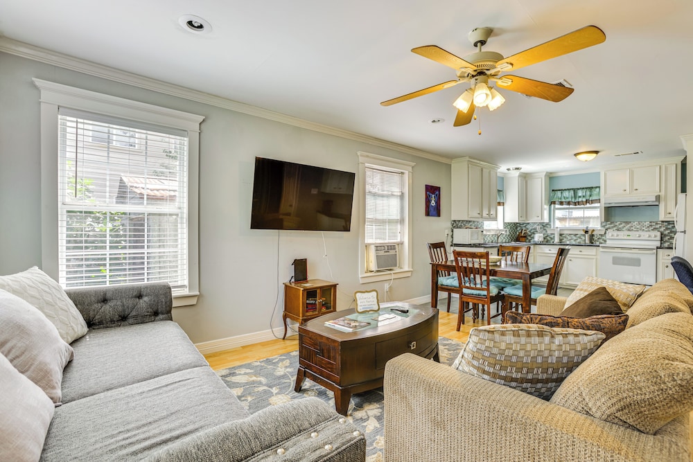 9 Mi to Downtown Houston: Cozy Cottage w/ Patio!