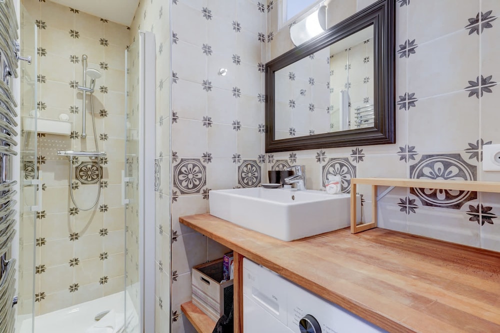Athos I Stylish 1BR Home on the Rive Gauche
