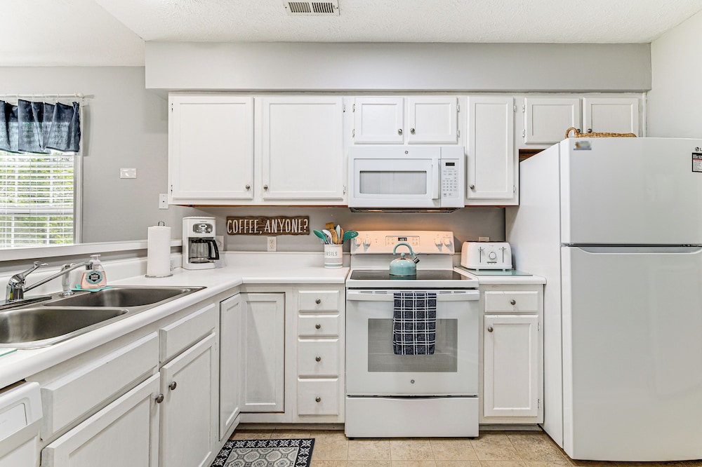 Pool Access & Golf View: Myrtle Beach Retreat!