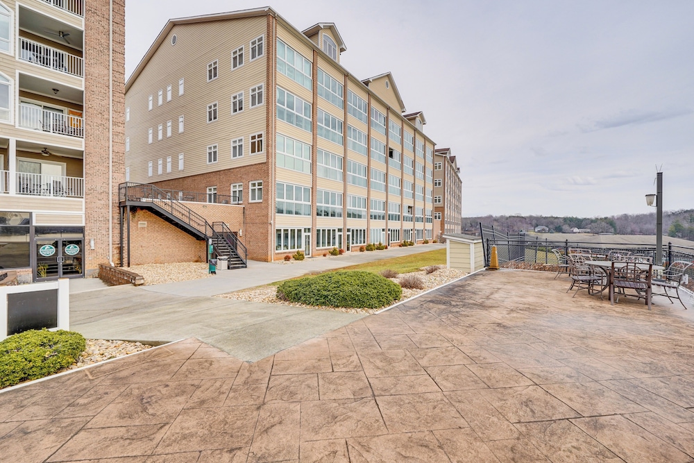 Smith Mountain Lake Condo w/ Pool Access