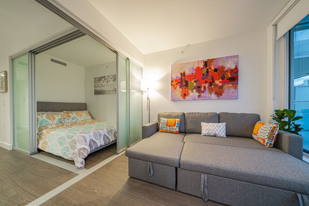 Charming Oasis Close to Airport & Downtown-2