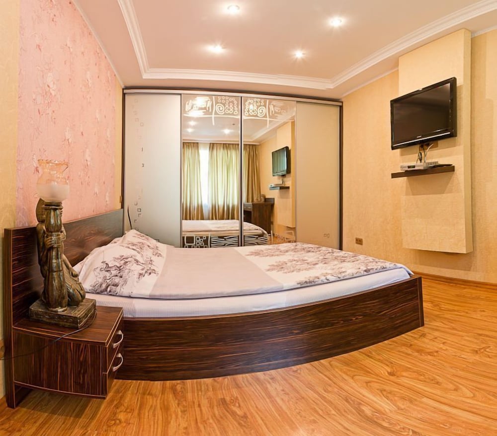 Apart Kiev Dovnar Zapolskogo 4A view 3