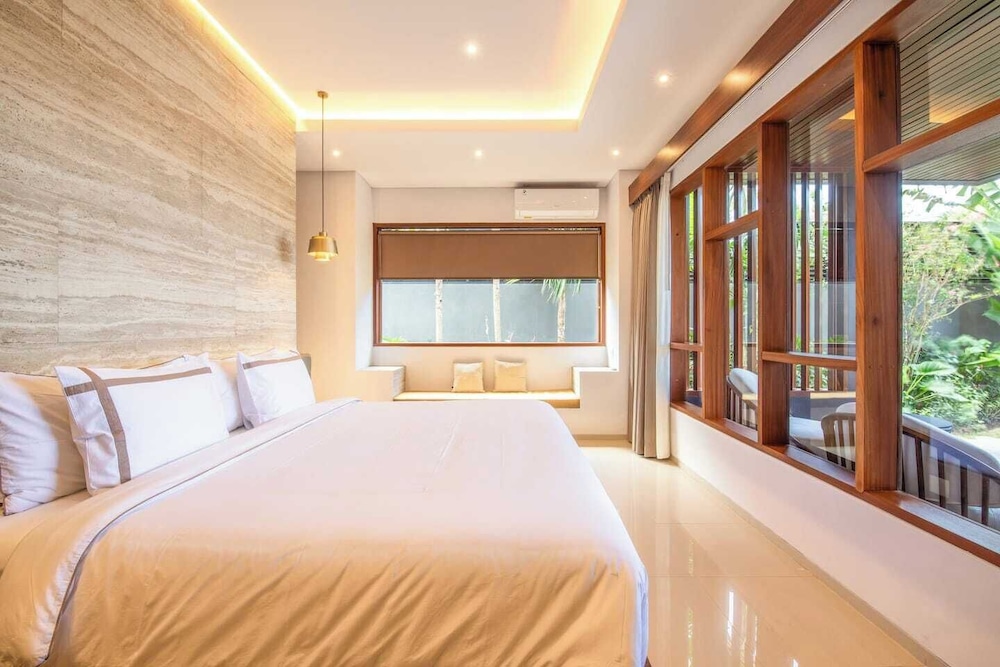 Exquisite 5BR Villa: Premier Luxury in Seminyak