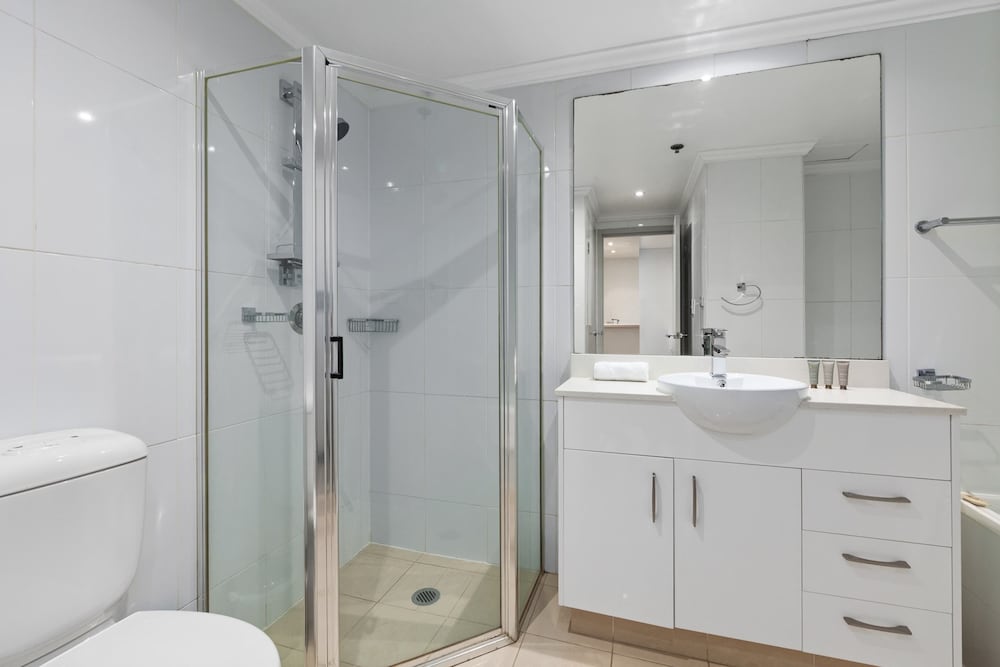Inner-city Stay With Pool and Gym Access