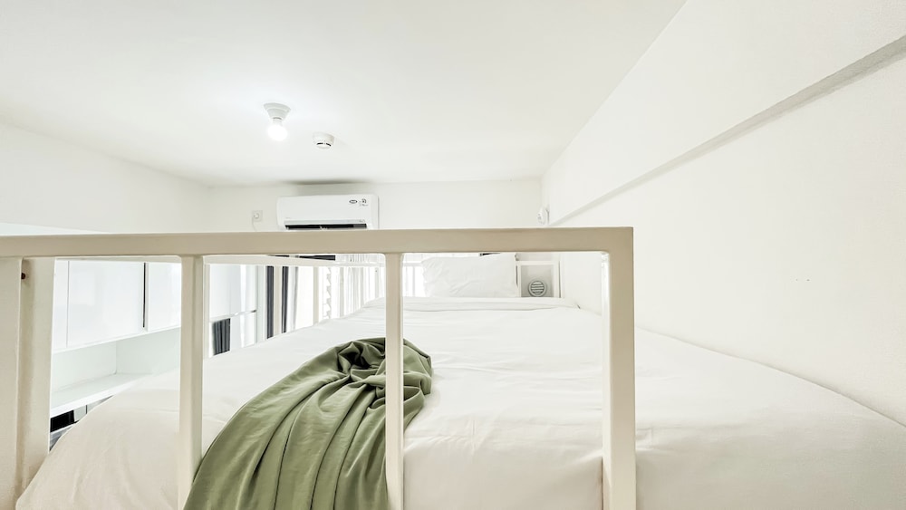 Modern Look And Homey Studio At Apartment Sky House Bsd