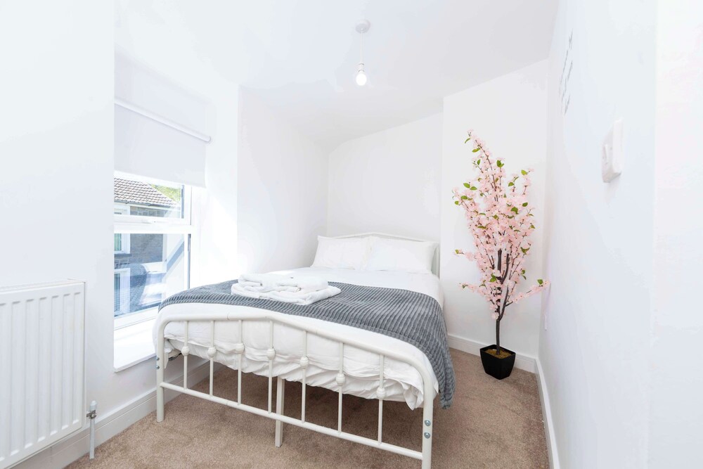 Cosy-cute Miner's Cottage on the Taff Trail