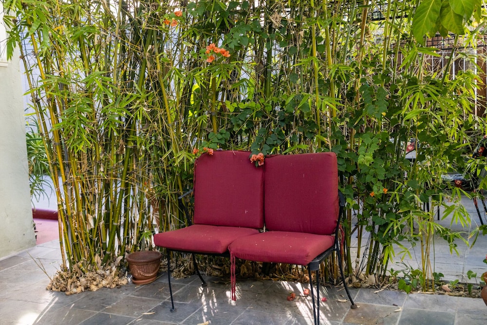 Hollywood Hills Suites
