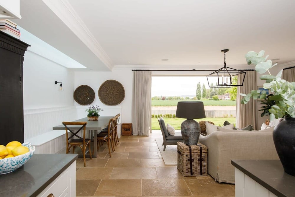 Beautiful Oasis Near Waterfront