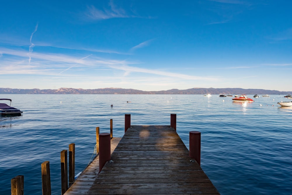 Lakefront Haven by Avantstay Minutes to Ski Resorts Private Dock Boat