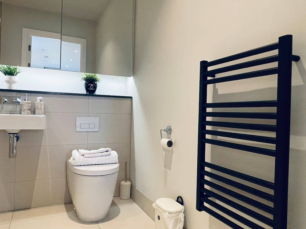 City Sky View Centre Luxe Apartment - 2 Bedrooms