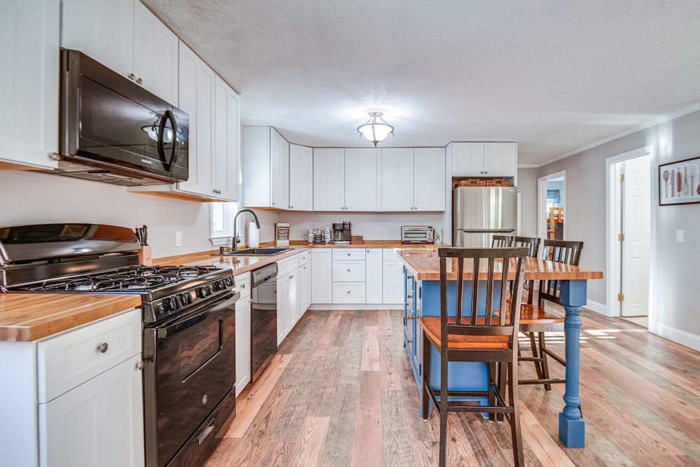 Quiet New Hampshire Getaway w/ Game Room!