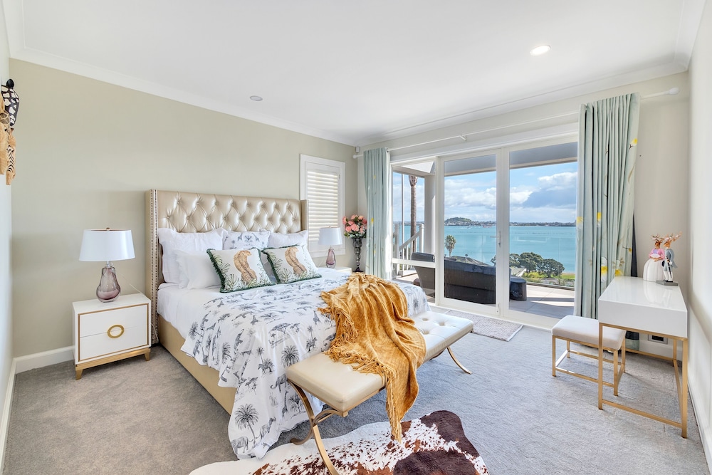 Magnificent Harbour View Villa in Orakei view 3