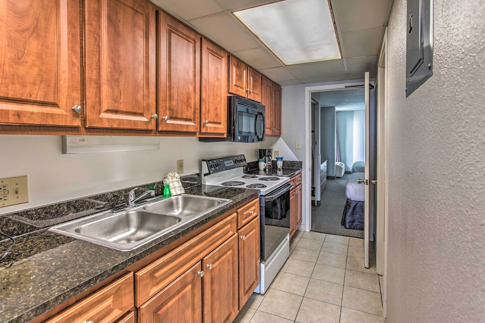 Breezy Landmark Resort Condo w/ Oceanfront Lanai!