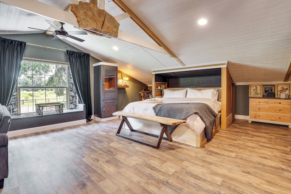 Cozy Altoona Studio w/ Fire Pit: Farm On-site!