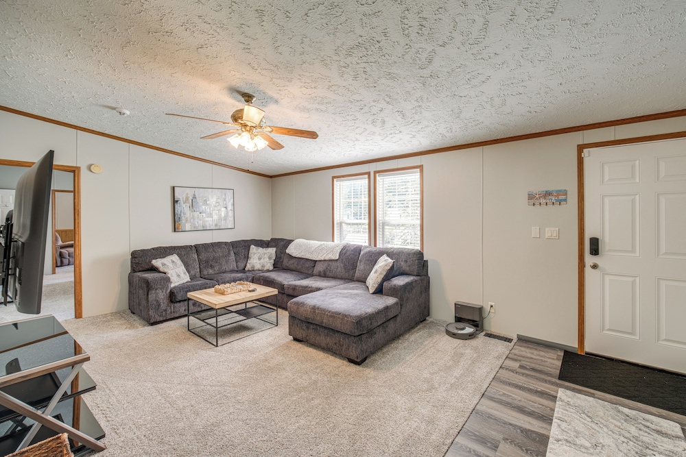 1 Mi to Geneva SP: Family Home w/ Game Room & Yard