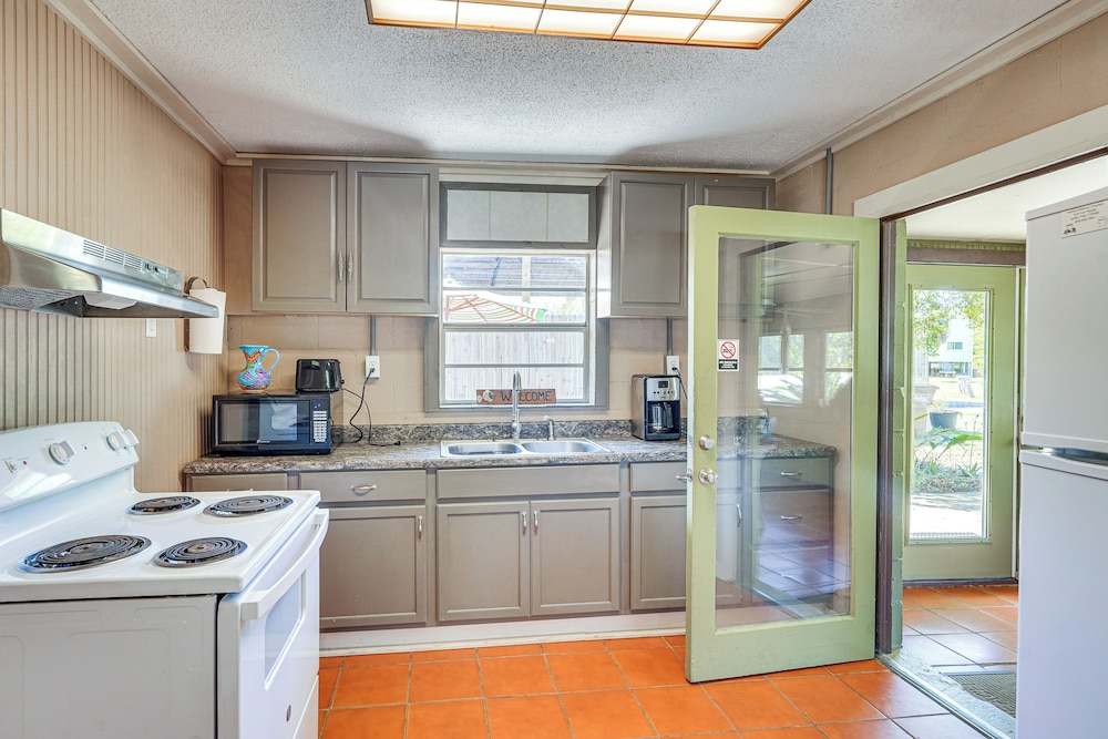 Walk to Beach: Cozy Port St Joe Getaway w/ Yard