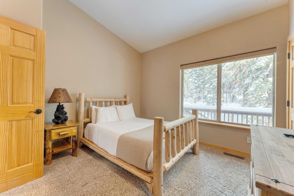 Cherry Hills Spacious Tahoe Cabin With Deck, Fireplace & Open Interiors