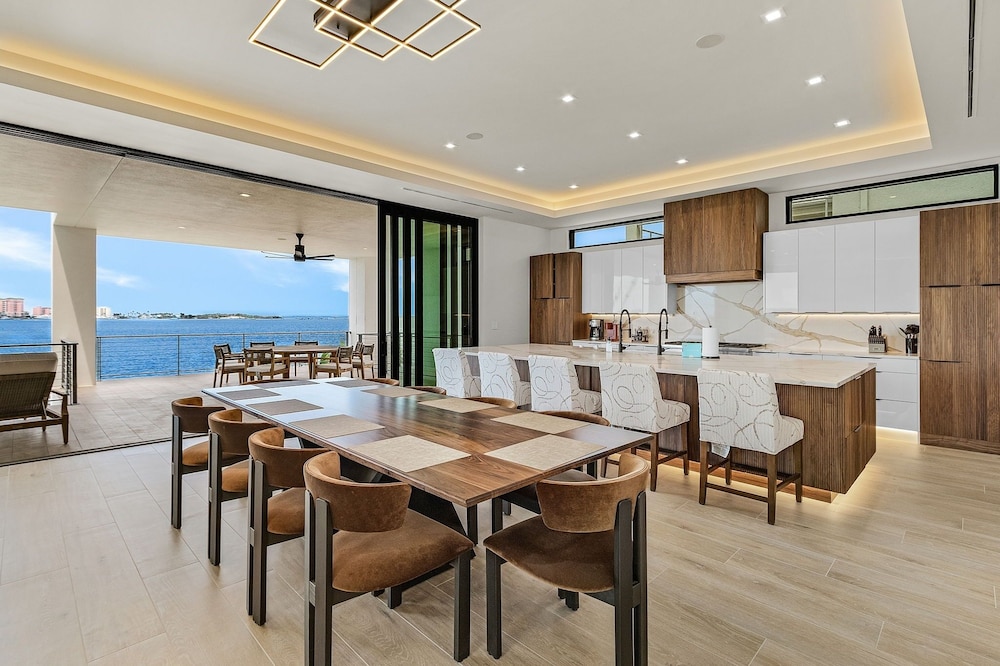 793 Shoreline Estate: 6bd/6br, Luxurious Pool Home On The Water! 6 Bedroom Home