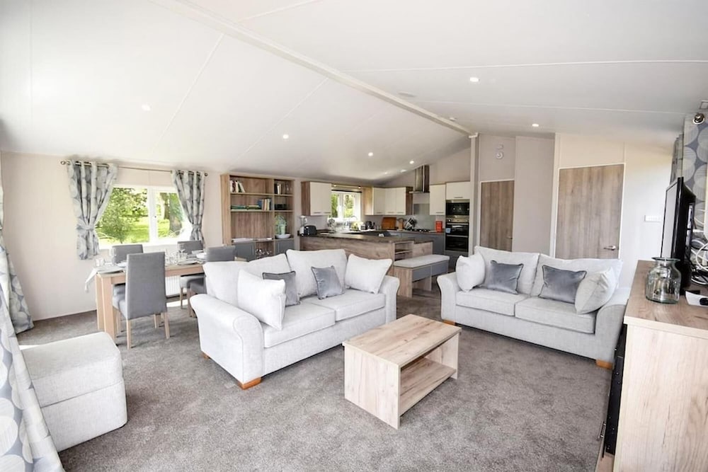 E7 Roebeck Country Park Immaculate Lodge view 5