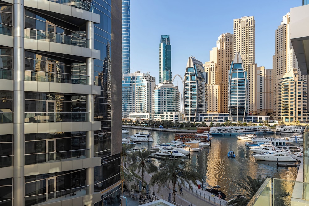 SIMPLY COMFORT  Bright Apartments Steps from Marina Walk