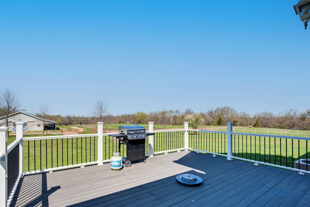 Fire Pit & Gazebo: Rural Warrensburg Getaway!