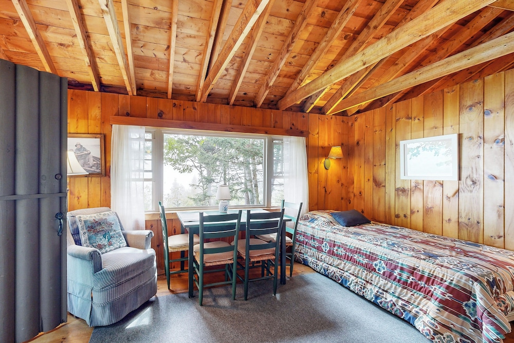 Cozy 1BR Cabin w/ Landscape Views