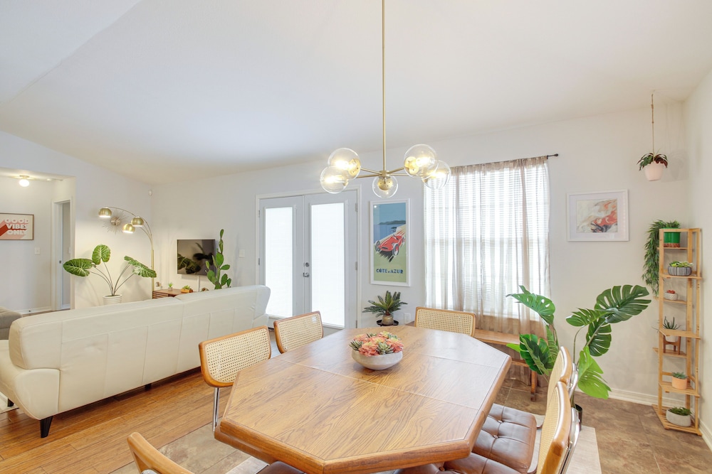3 Mi to Escambia Bay: Home w/ Deck & Private Yard!