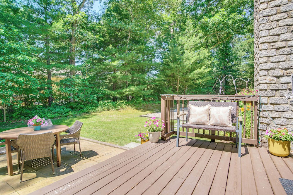Charming Cape Cod Cottage: 4 Mi to Bristol Beach!