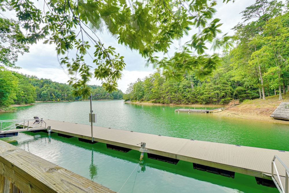 Private Hot Tub: Lake Resort Cabin in Sevierville!