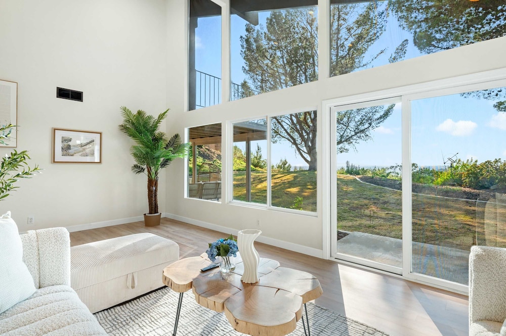 Spacious Retreat With Scenic Mountain Views