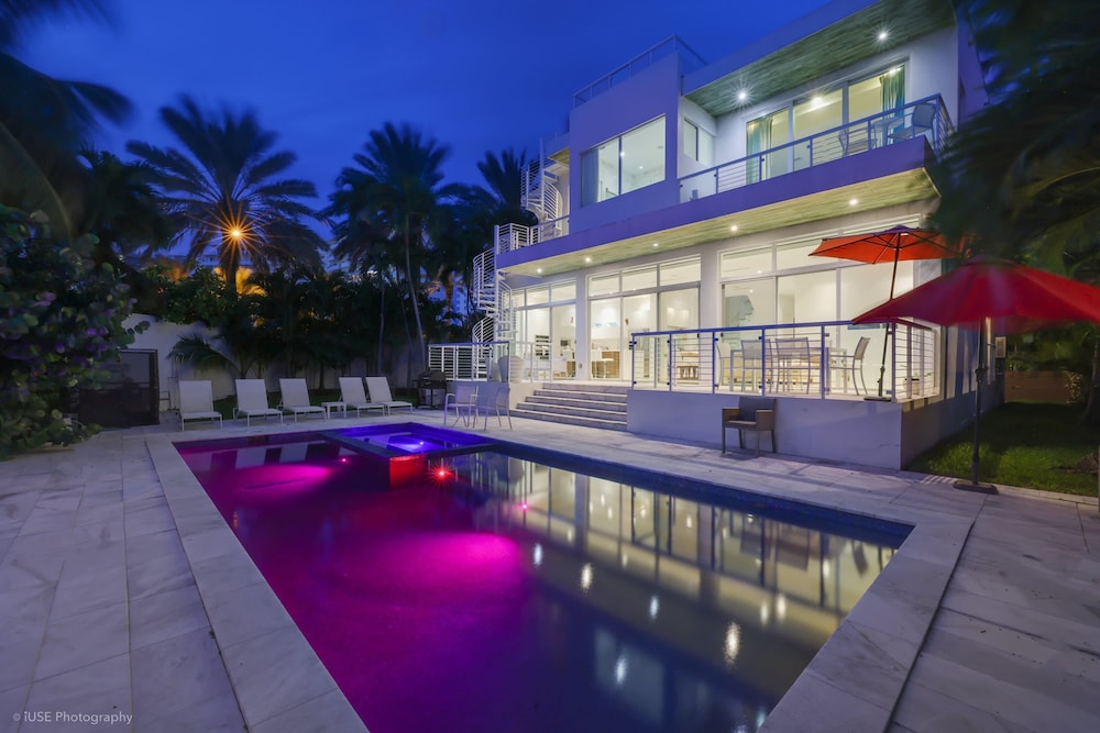 Miami Stunning Waterfront Villa Escape