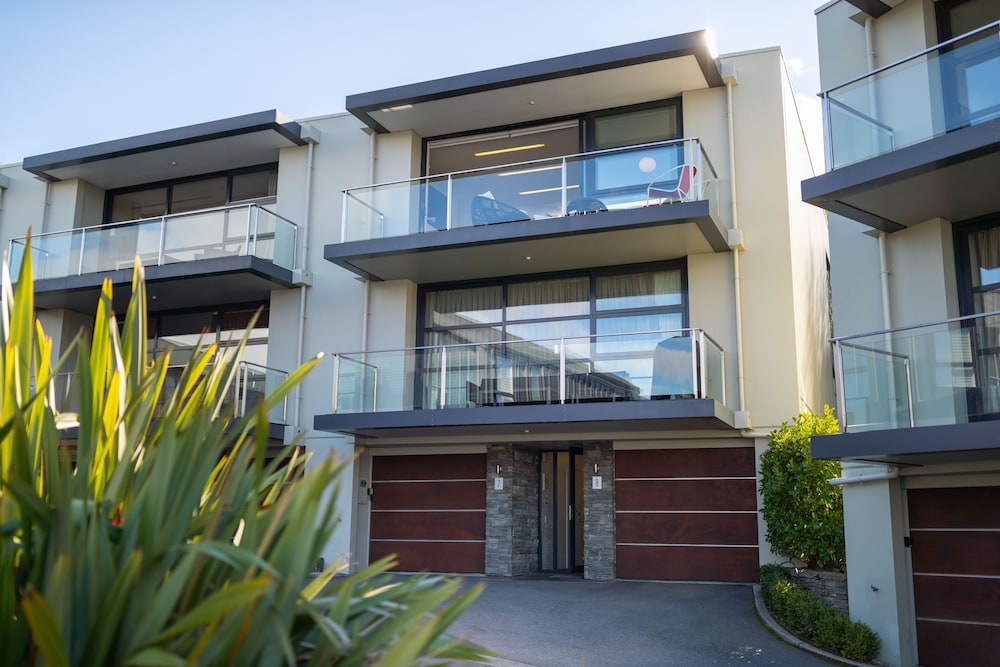Modern Queenstown Apartment & Great Lake Views view 4
