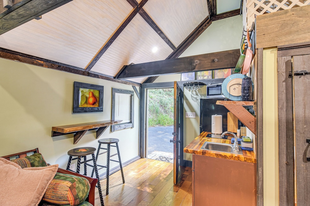 Creekside Milford Studio w/ Gas Grill + Mtn Views!